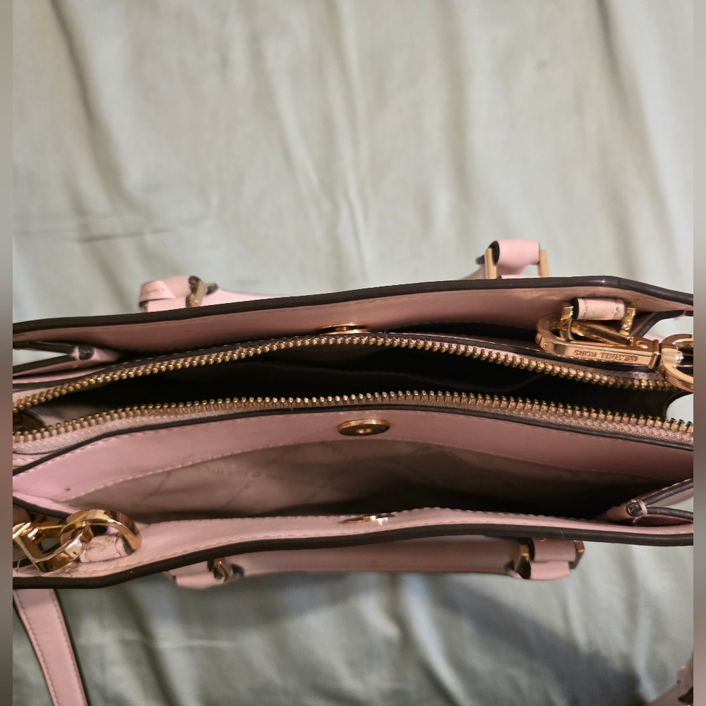 Micheal Kors Purse - Picture 7 of 7